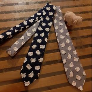 Cravate fait main en tissu motif mouton réalisation 100% français Loiret 45